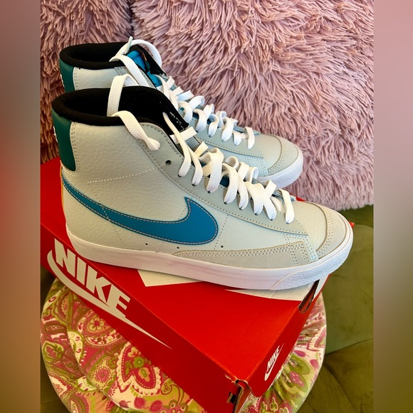 Nike Blazer Mid ‘77 (GS) - big kids size 6Y; (cm=24) women’s sizing in photos - Picture 2 of 14